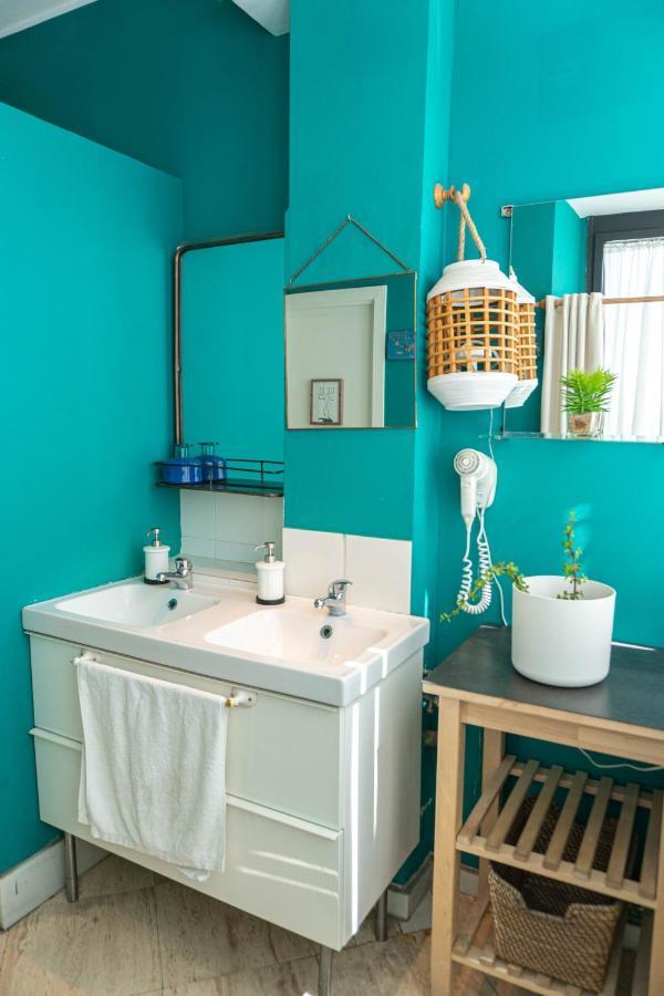 Cama en un dormitorio compartido de 6 camas con baño compartido