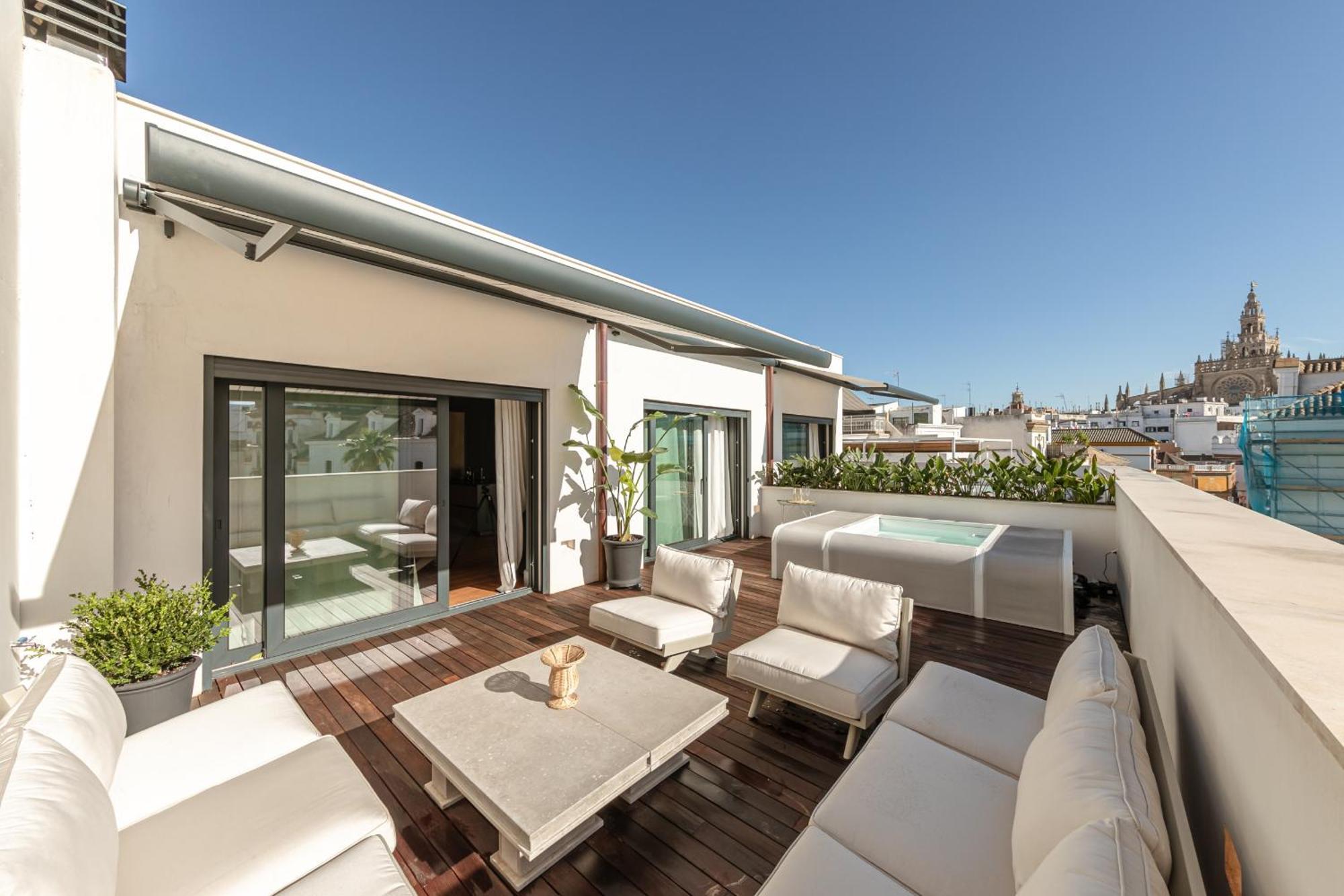 Apartamento con terraza y una piscina acogedora.