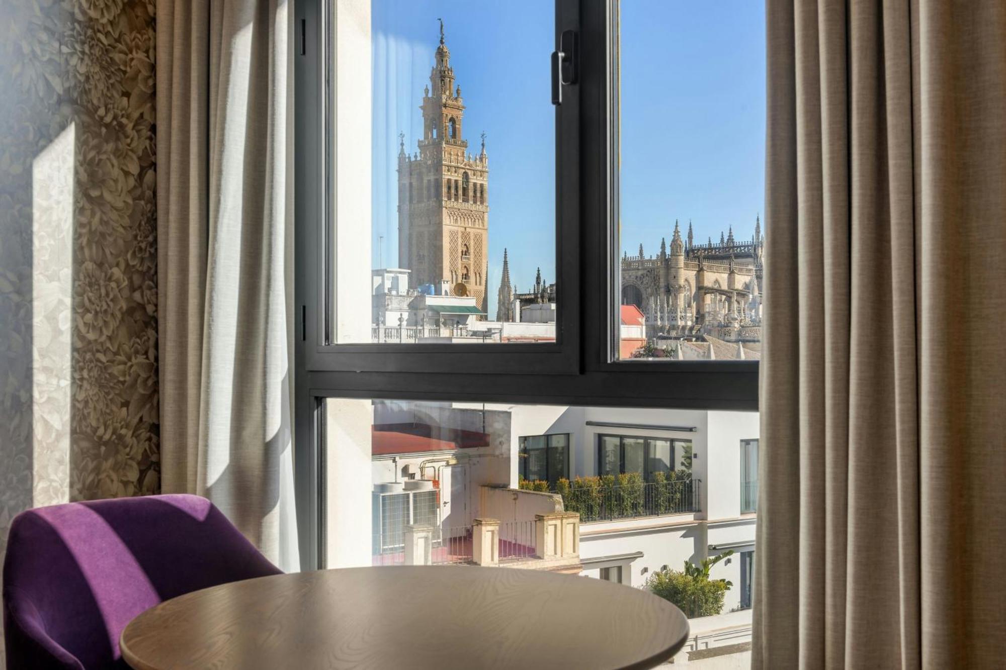 Habitación Doble Deluxe con cama extragrande y vistas a la ciudad