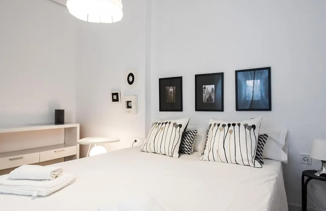 Alhóndiga Suite Apartment with Terrace-1