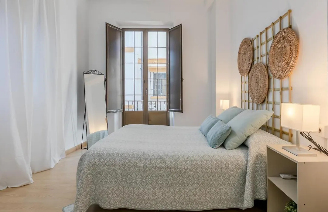 Avanti La Campana, con un balcón que te enamorará del ambiente de Sevilla-1