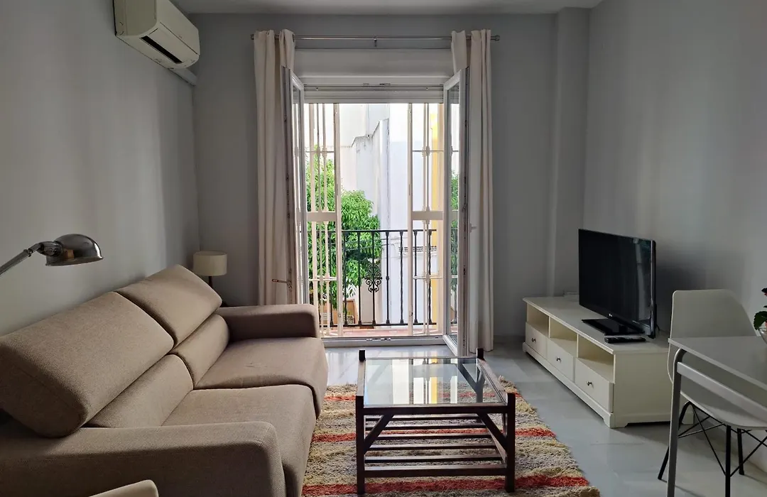 Luminoso Apartamento Exterior con Balcón y Patio en Centro Histórico Feria-Alameda-1