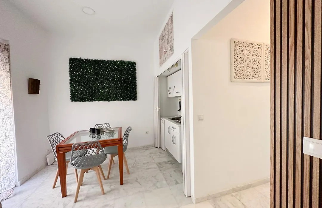 Central Cozy Budget 2Br Apt With Ac, 1 Bath, Private Parking Opt-1