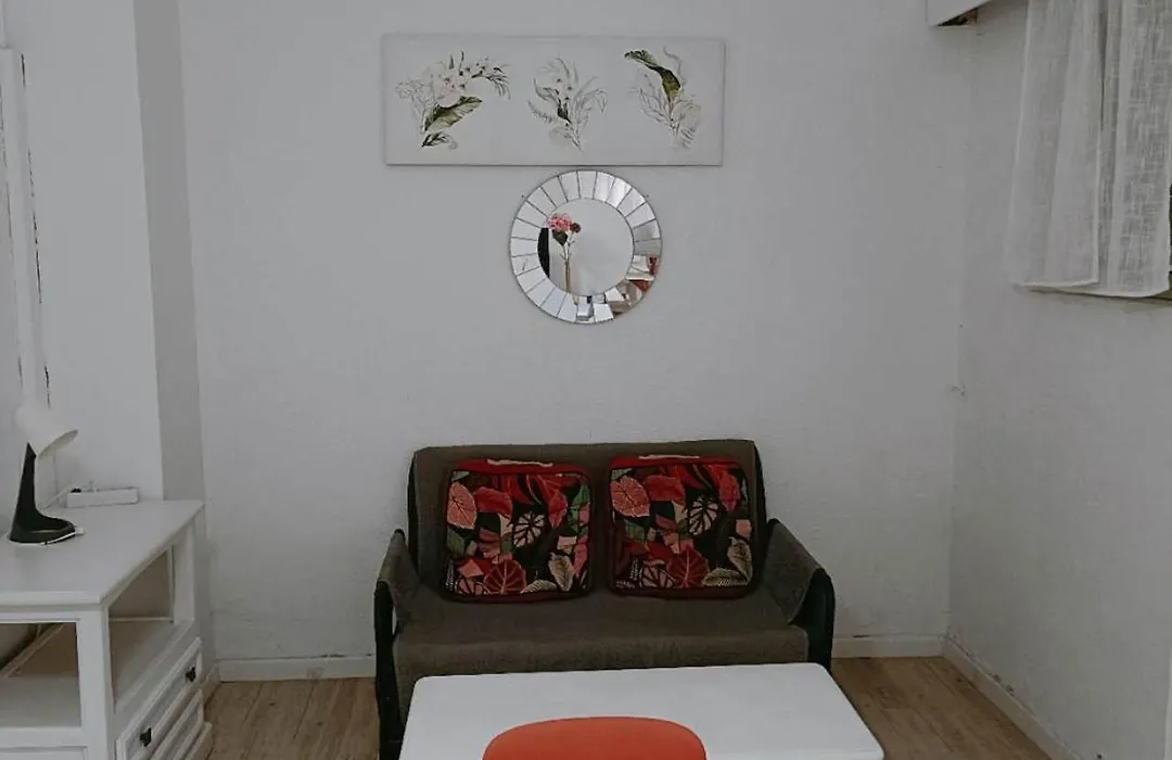 8 Mins Walk To Train Station Low Cost Youth Hostel-1