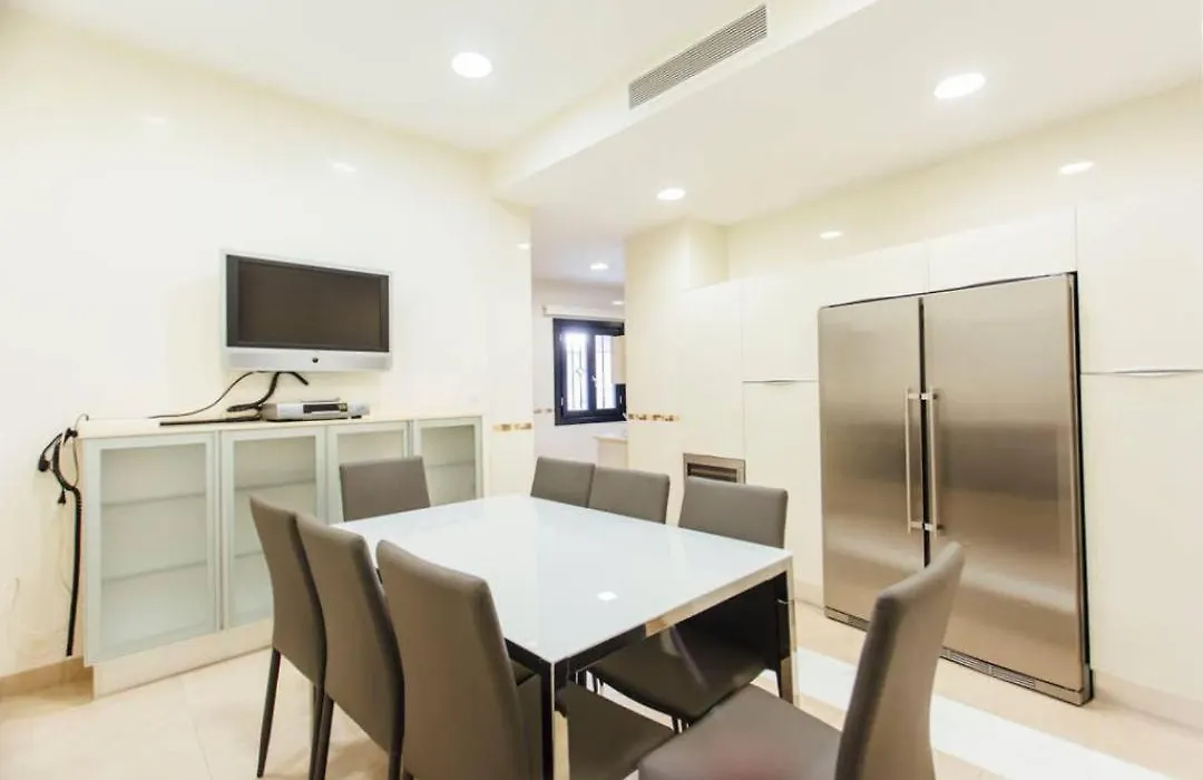 Duplex With Terrace- 5Bd 3Bth- Center-1