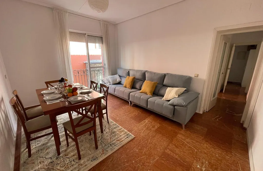 Enorme y Luminoso Apartamento para 13 personas con balcones en el corazón de Sevilla-1