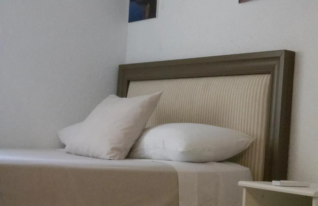 habitación o dormitorio acogedor, buena conexion-1