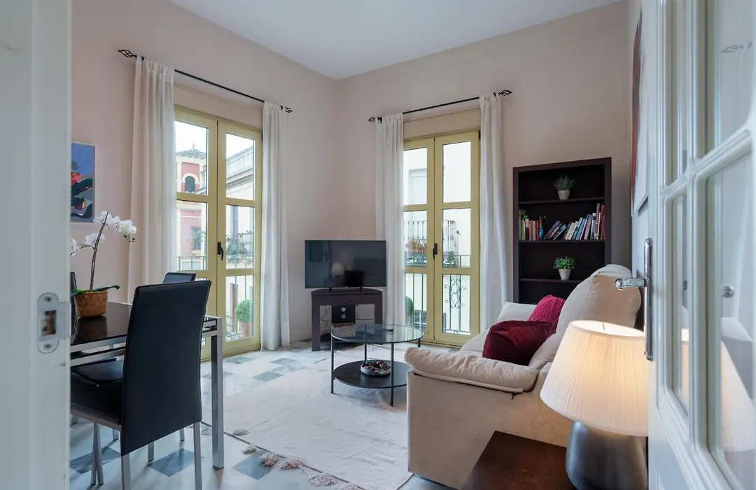 Beautiful Apartment With Balcony - Center-1Bd1Bth-1