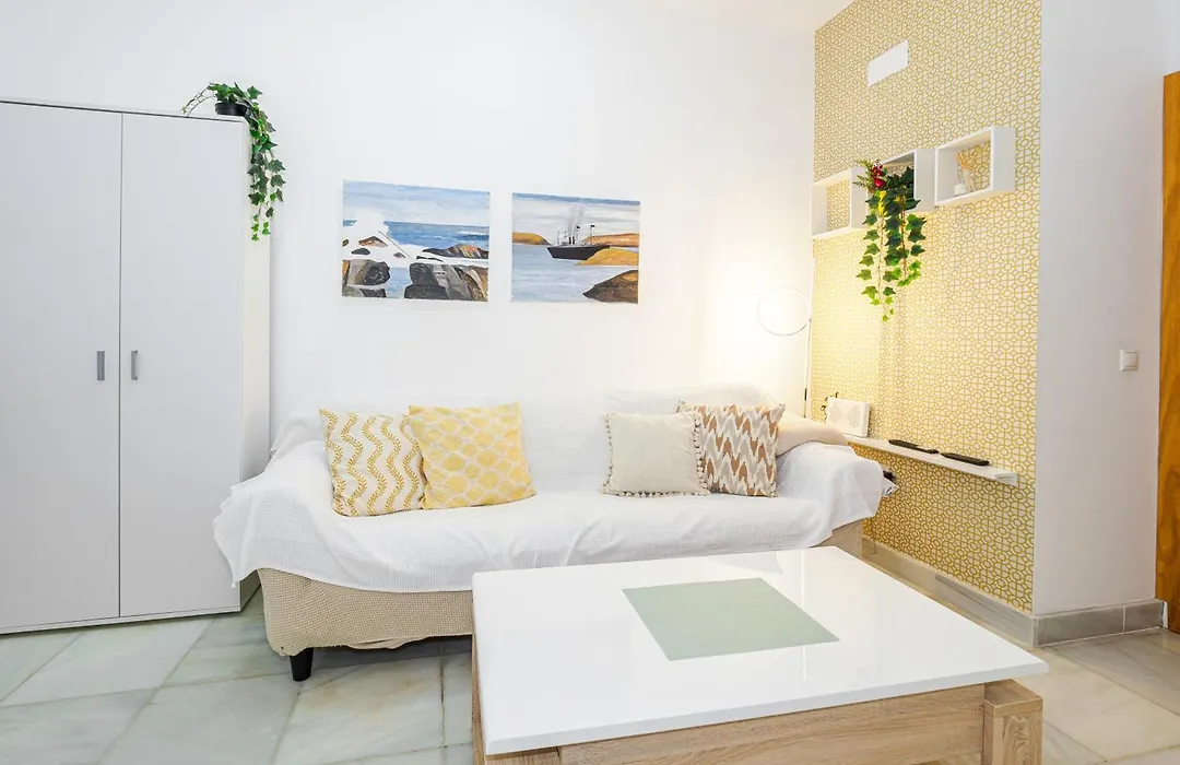 Bonito y muy fresco apartamento con patio privado-1