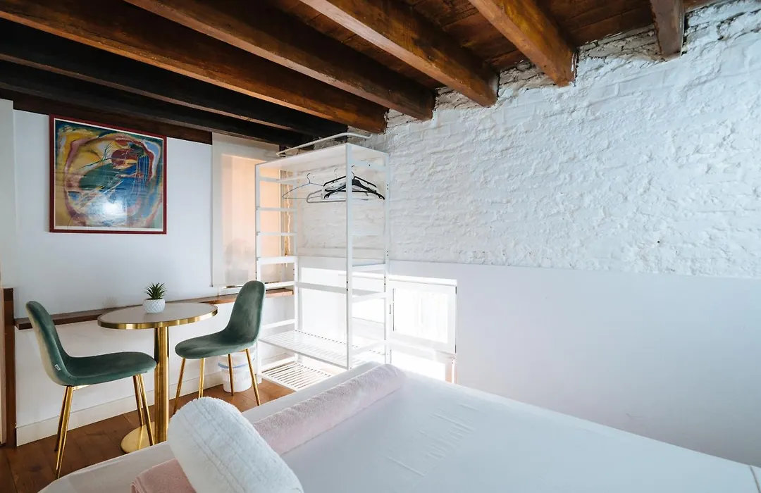 Airbhouse Private Rooms & Apartments-1