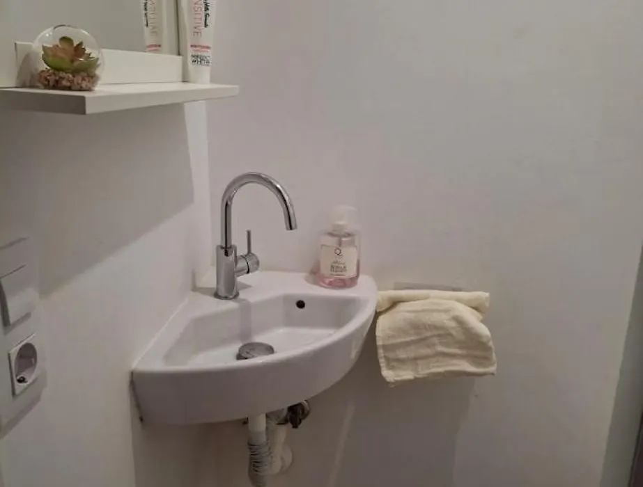 Roberta'S Guest House-1