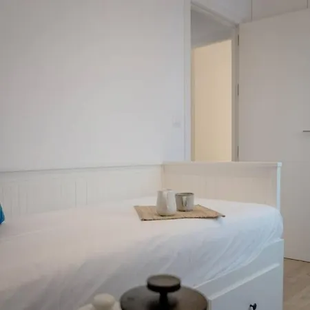 Fantastico apartamento recien renovado con piscina en la azotea, dos dormitorios y aparcamiento gratuito en la calle.-3