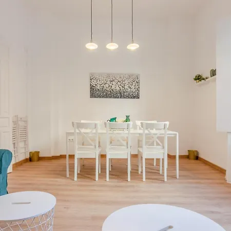 Avanti La Campana, con un balcón que te enamorará del ambiente de Sevilla-3