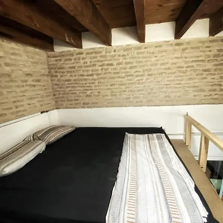 2 Rooms For 4, Piso Compartido-2