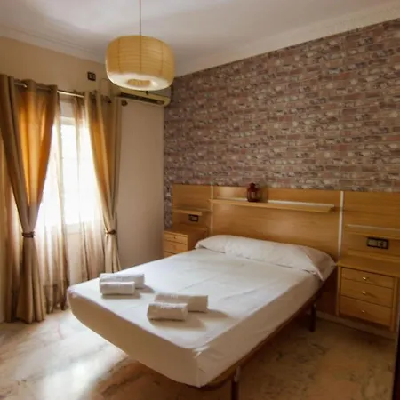 RentalSevilla Centrico Apartamento junto al Guadalquivir con Parking coche mediano-3