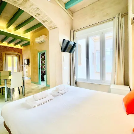 Click Triana Apartment-3