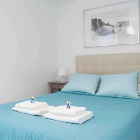 Junto a Calle Betis y Plaza de Cuba-3