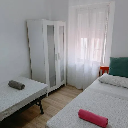 8 Mins Walk To Train Station Low Cost Youth Hostel-2