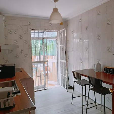 8 Mins Walk To Train Station Low Cost Youth Hostel-3