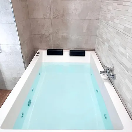Isg Apartments Triana Jacuzzi 2-3