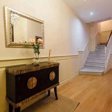 Duplex With Terrace- 5Bd 3Bth- Center-2