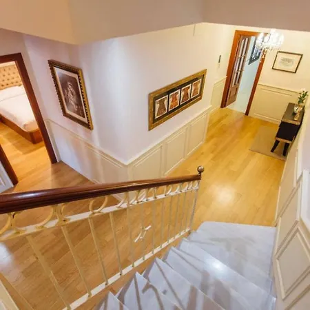 Duplex With Terrace- 5Bd 3Bth- Center-3