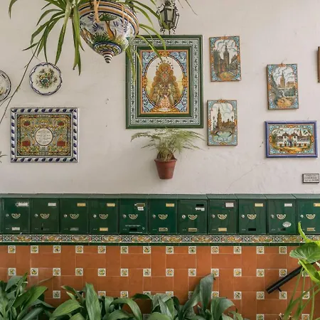 Típico y pintoresco patio de vecinos, con encanto-2