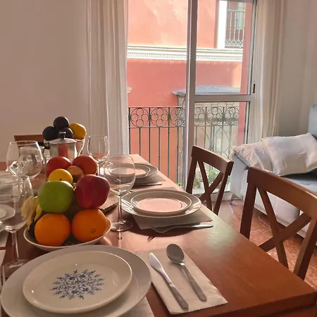Enorme y Luminoso Apartamento para 13 personas con balcones en el corazón de Sevilla-3