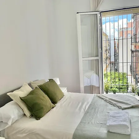 Enorme y Luminoso Apartamento para 13 personas con balcones en el corazón de Sevilla-2