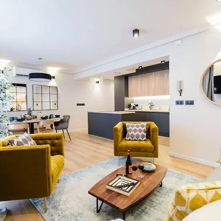 Modern Attractive- 2Bd 2Bth- Centric-2