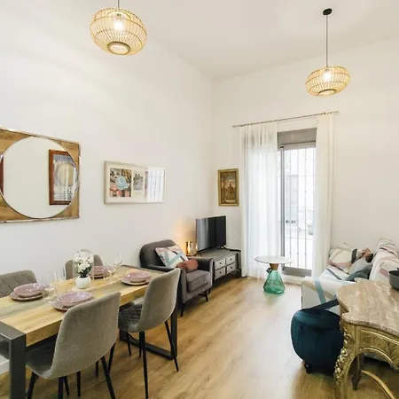 Beautiful With Seasonal Pool- 1Bd 1Bth- Center-2