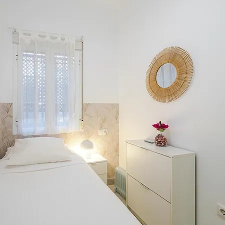 Bonito y muy fresco apartamento con patio privado-3