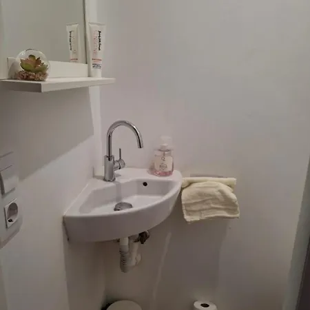 Roberta'S Guest House-3