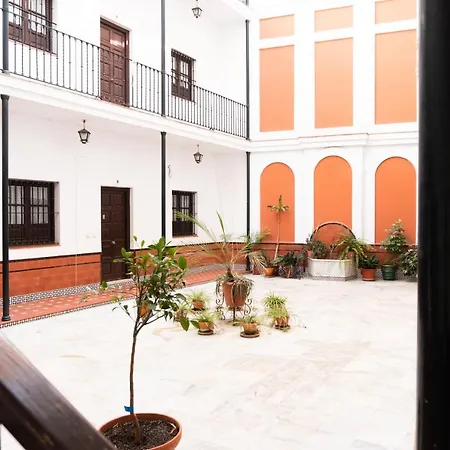 Muy Céntrico Apto. En típico Patio Sevillano-3