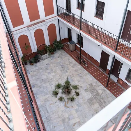 Muy Céntrico Apto. En típico Patio Sevillano-3
