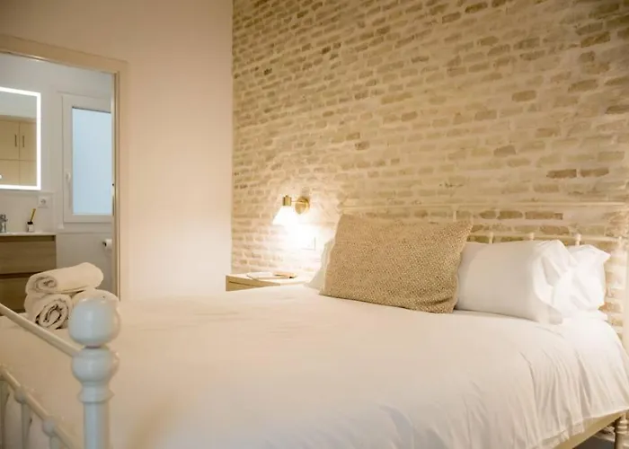 Fantastico apartamento recien renovado con piscina en la azotea, dos dormitorios y aparcamiento gratuito en la calle.