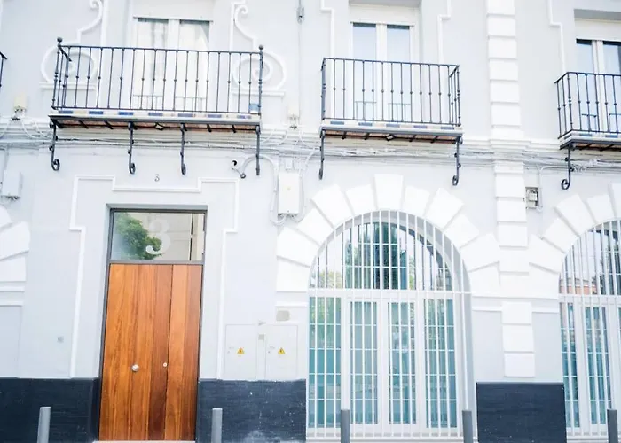 Fantastico apartamento recien renovado con piscina en la azotea, dos dormitorios y aparcamiento gratuito en la calle.
