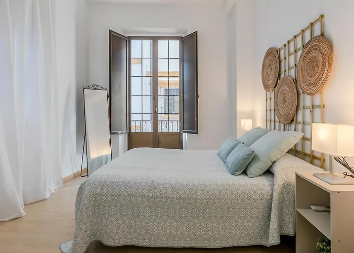 Avanti La Campana, con un balcón que te enamorará del ambiente de Sevilla, Spagna