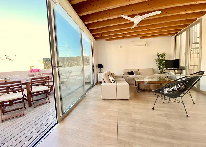 Homeyseville Top-Notch Cathedral House With Private Rooftop Terrace And Parking Opt, España