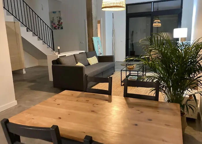 Acogedor apartamento en semisótano con patio y cerca de la Plaza de España