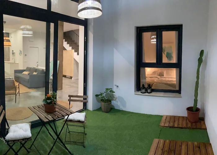 Acogedor apartamento en semisótano con patio y cerca de la Plaza de España
