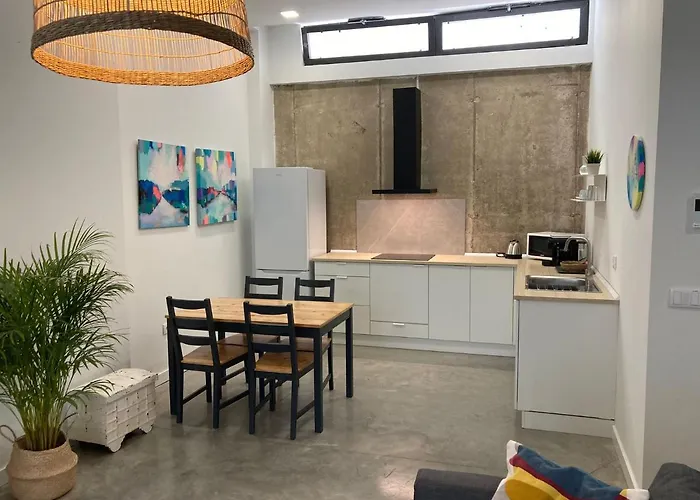 Acogedor apartamento en semisótano con patio y cerca de la Plaza de España