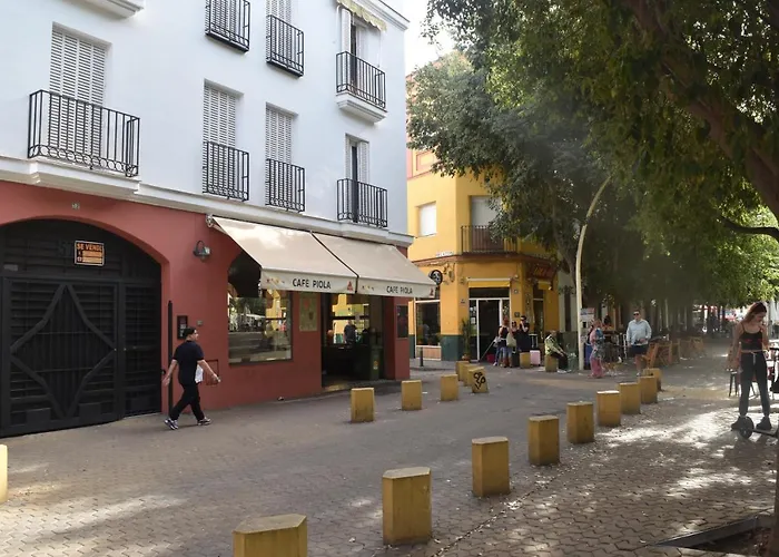 Alameda de Hércules, Gate of Seville center