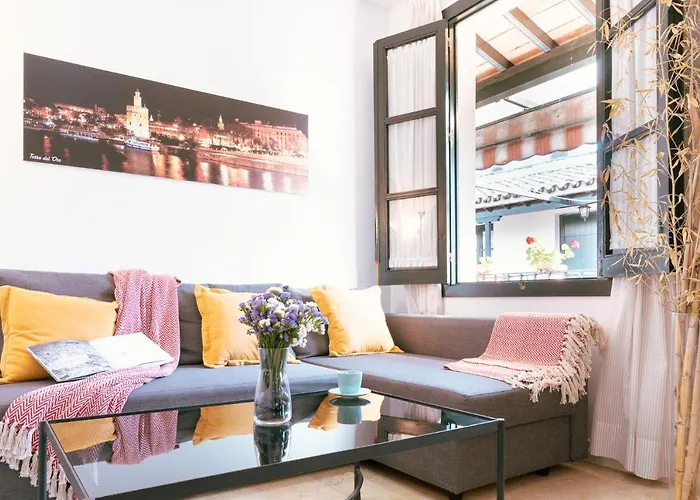 Con Encanto En Patio Sevillano (203)
