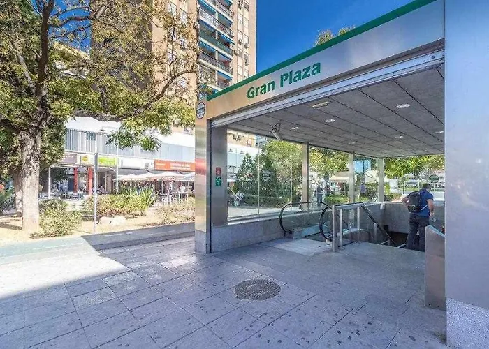 Estadio del Sevilla, 3 hab, 8 plazas y metro