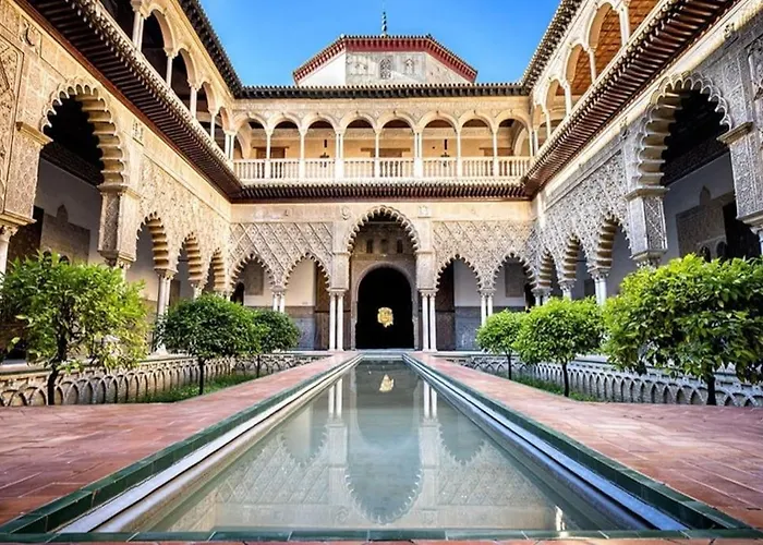Típico y pintoresco patio de vecinos, con encanto Sevilla, España