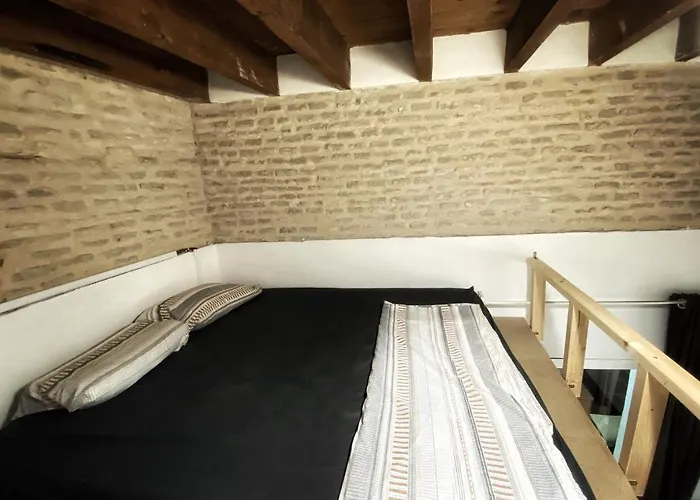 2 Rooms For 4, Piso Compartido