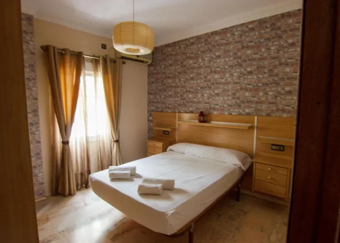 RentalSevilla Centrico Apartamento junto al Guadalquivir con Parking coche mediano