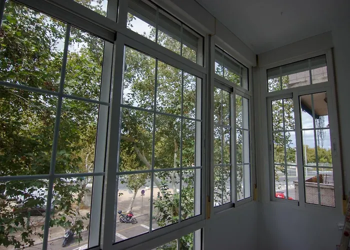 RentalSevilla Centrico Apartamento junto al Guadalquivir con Parking coche mediano