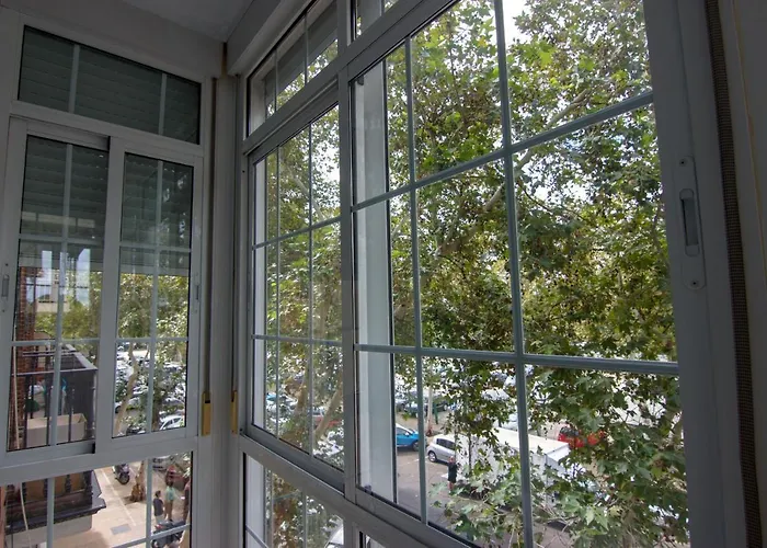 RentalSevilla Centrico Apartamento junto al Guadalquivir con Parking coche mediano